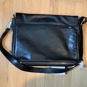 Estalon black leather 16” messenger bag
